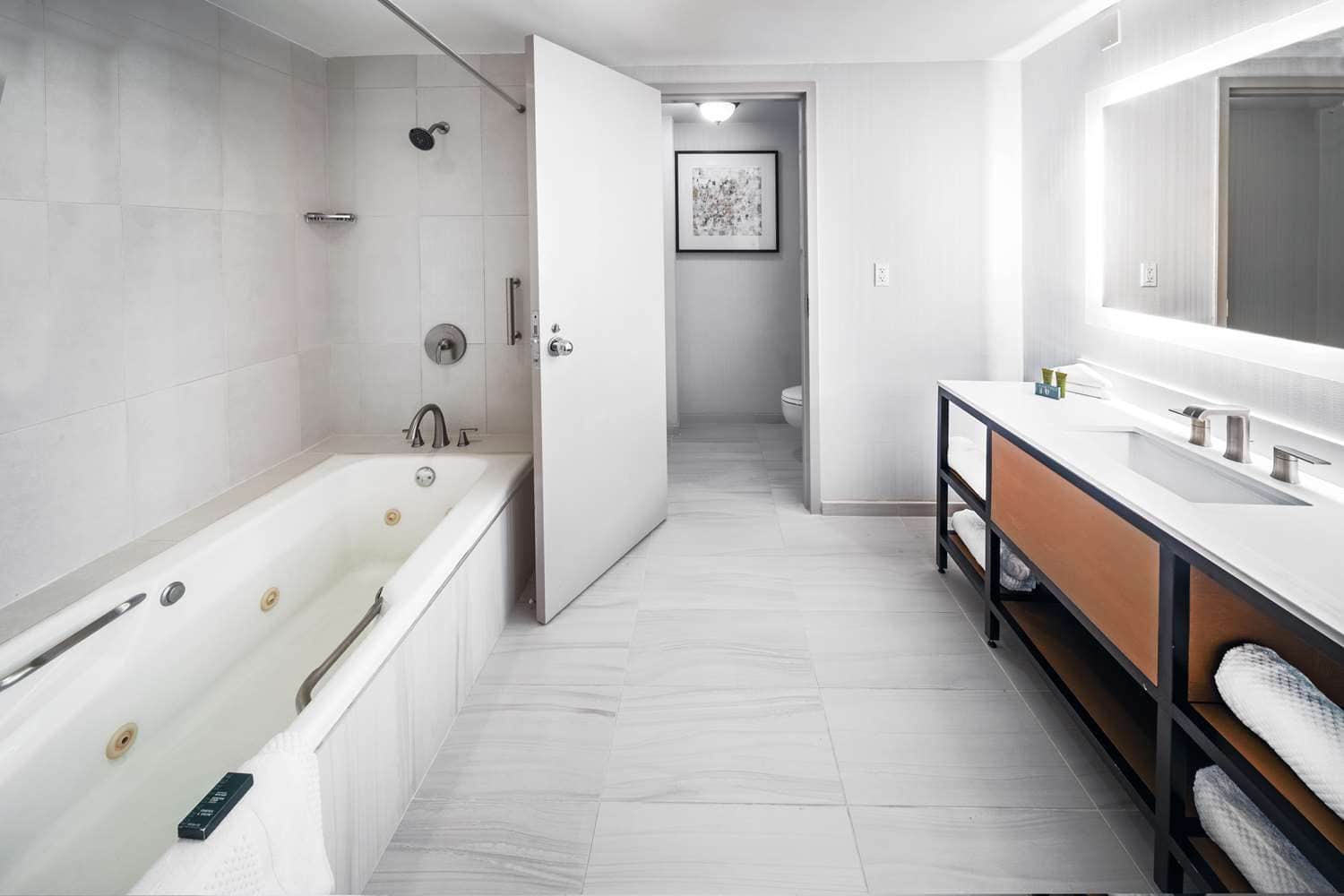 DoubleTree by Hilton Tulsa - Warren Place