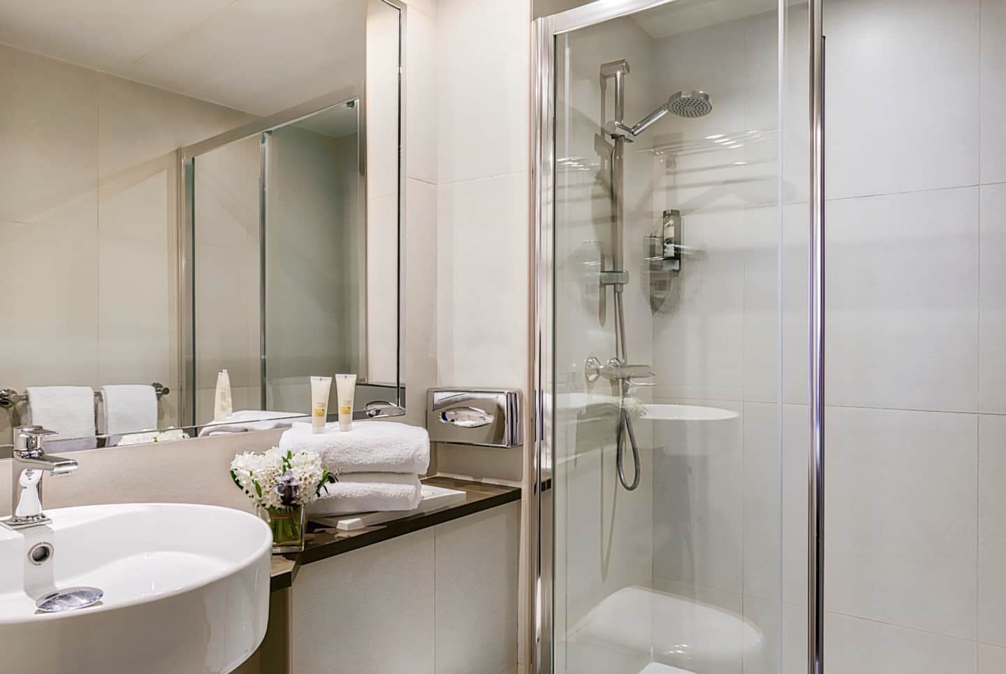 Hôtel De Neuve by HappyCulture