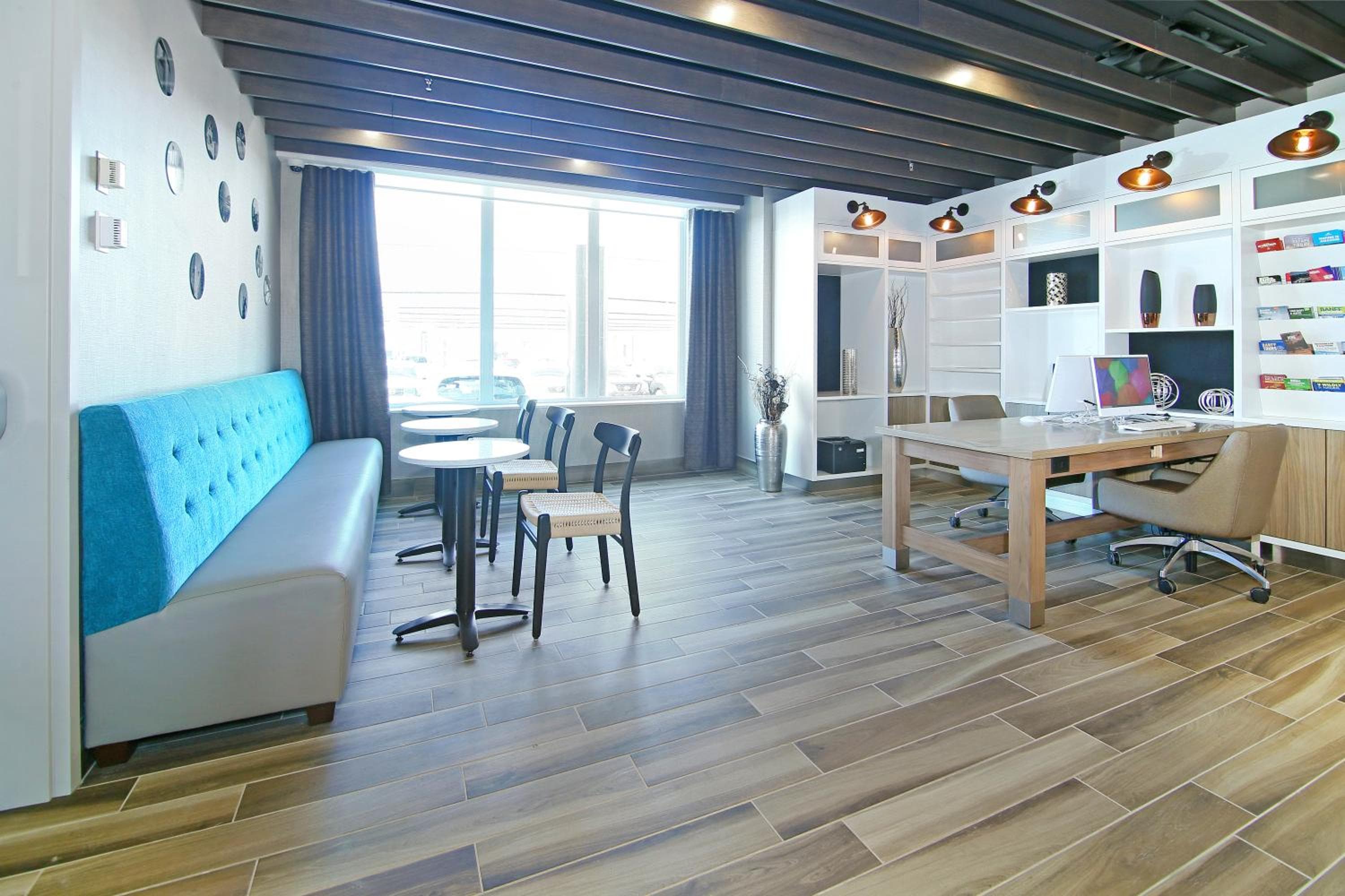 Holiday Inn & Suites Calgary Airport North by IHG