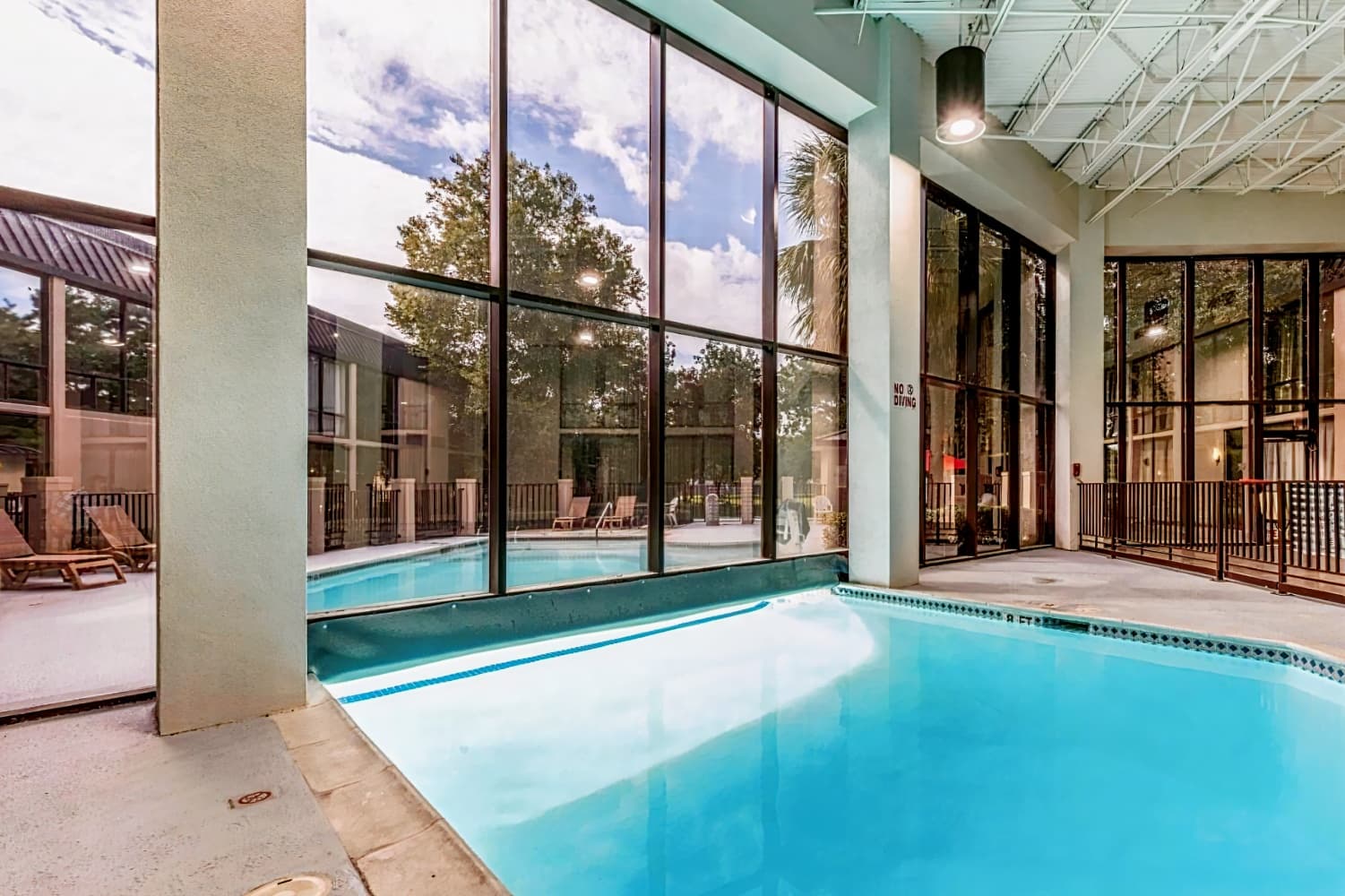 Red Roof Inn PLUS+ & Suites Houston – IAH Airport SW