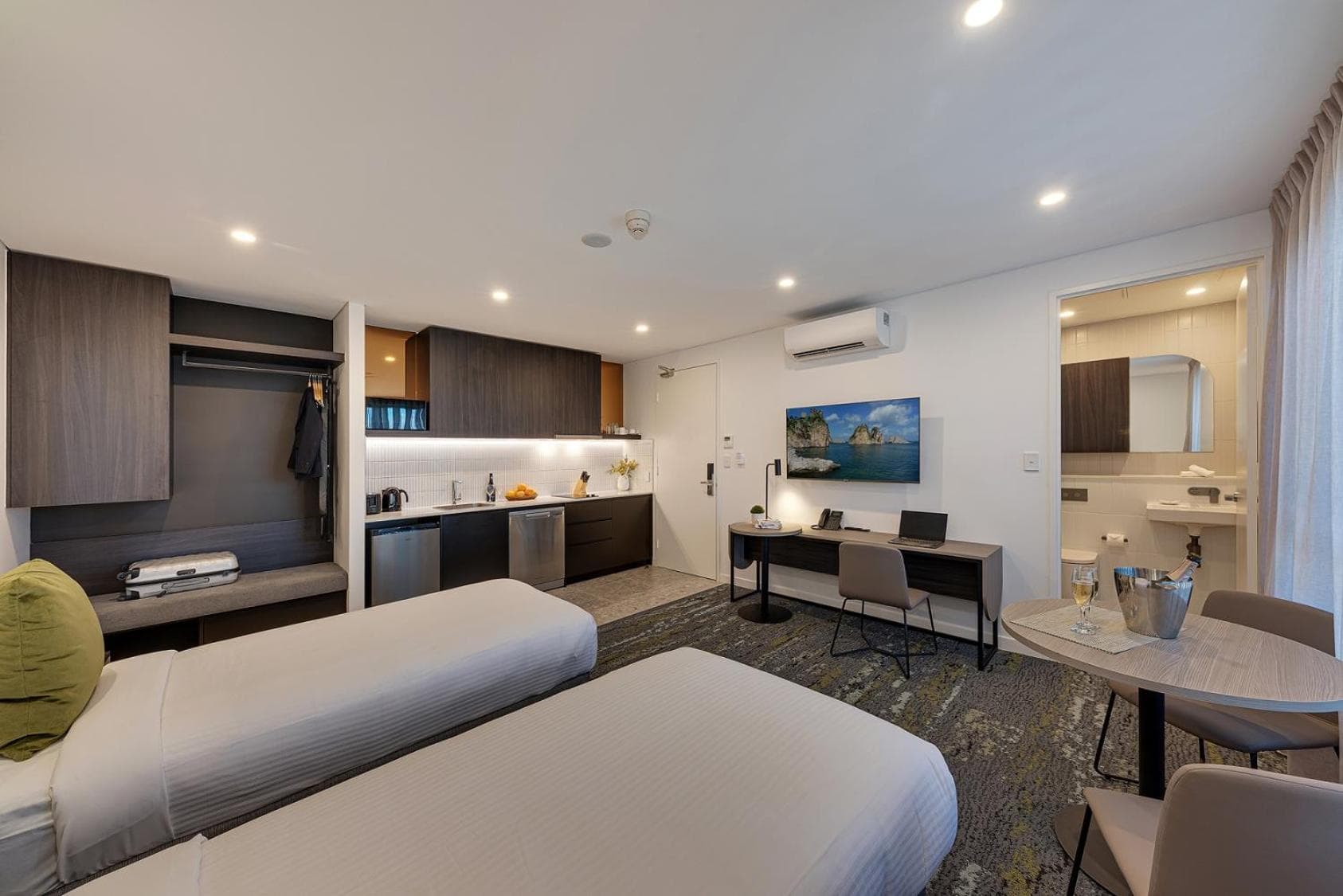 Littomore Hotel & Suites Kingswood