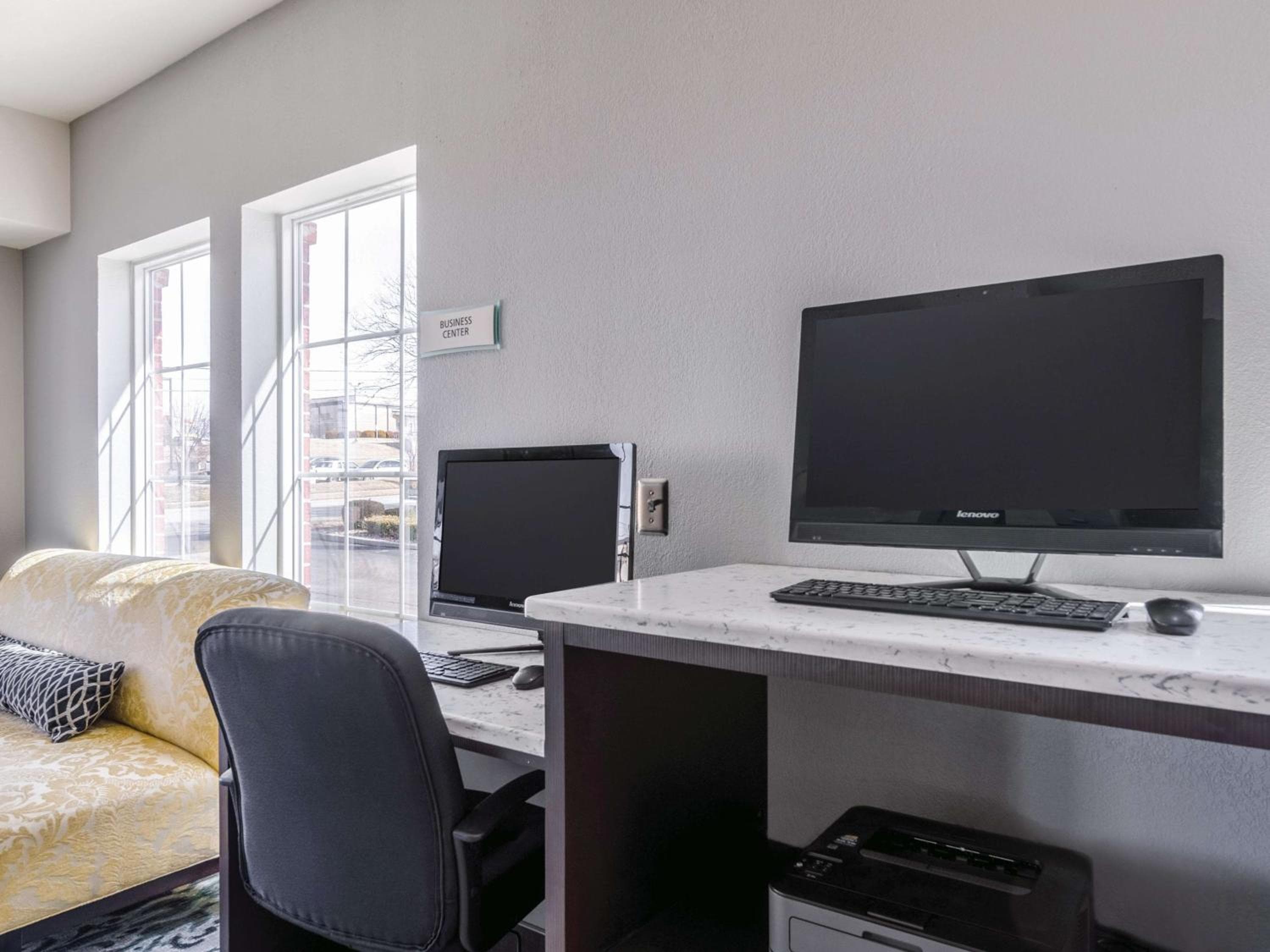 La Quinta Inn & Suites by Wyndham Kansas City Airport