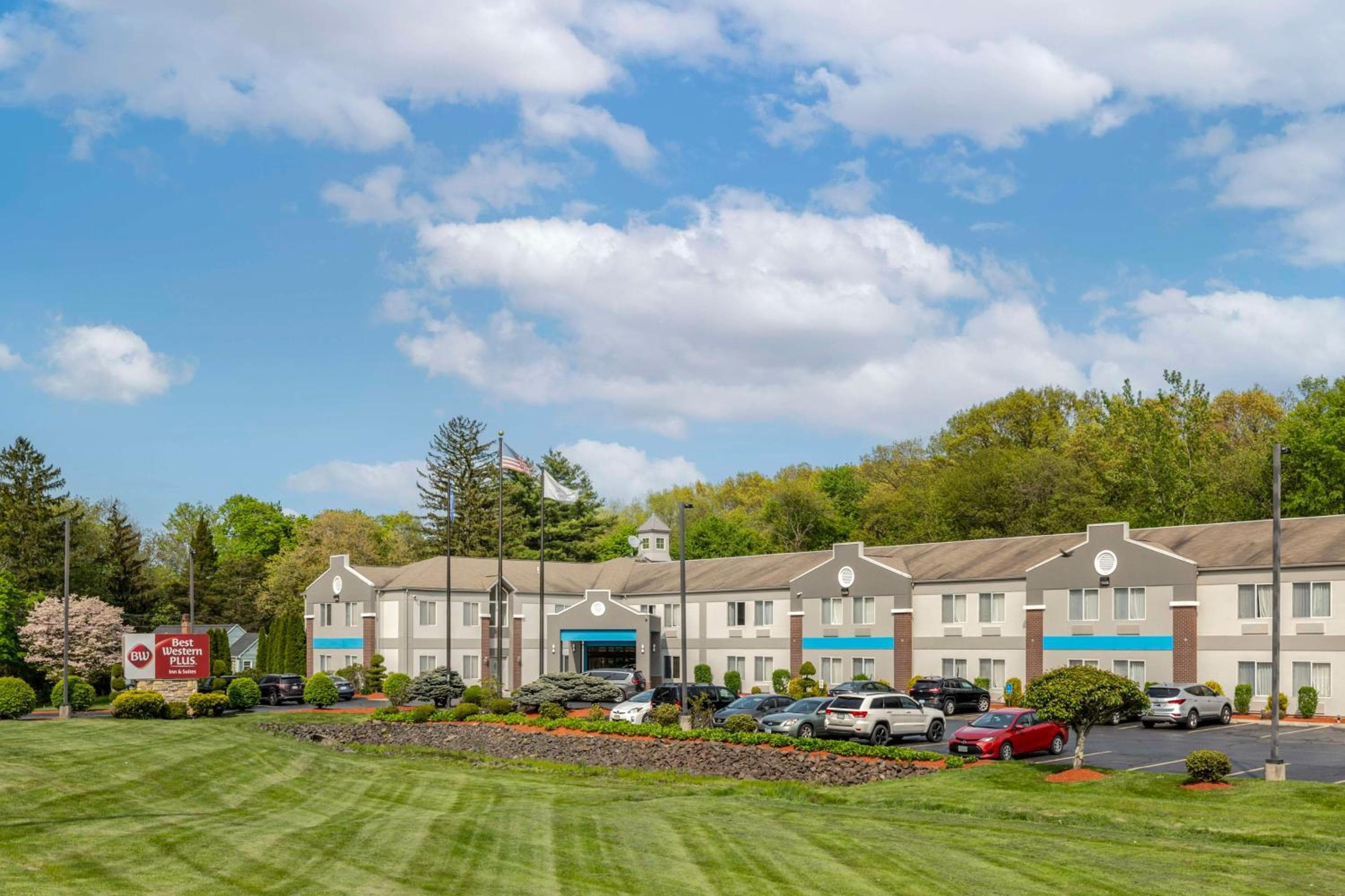 Best Western PLUS NEW ENGLAND INN & SUITES