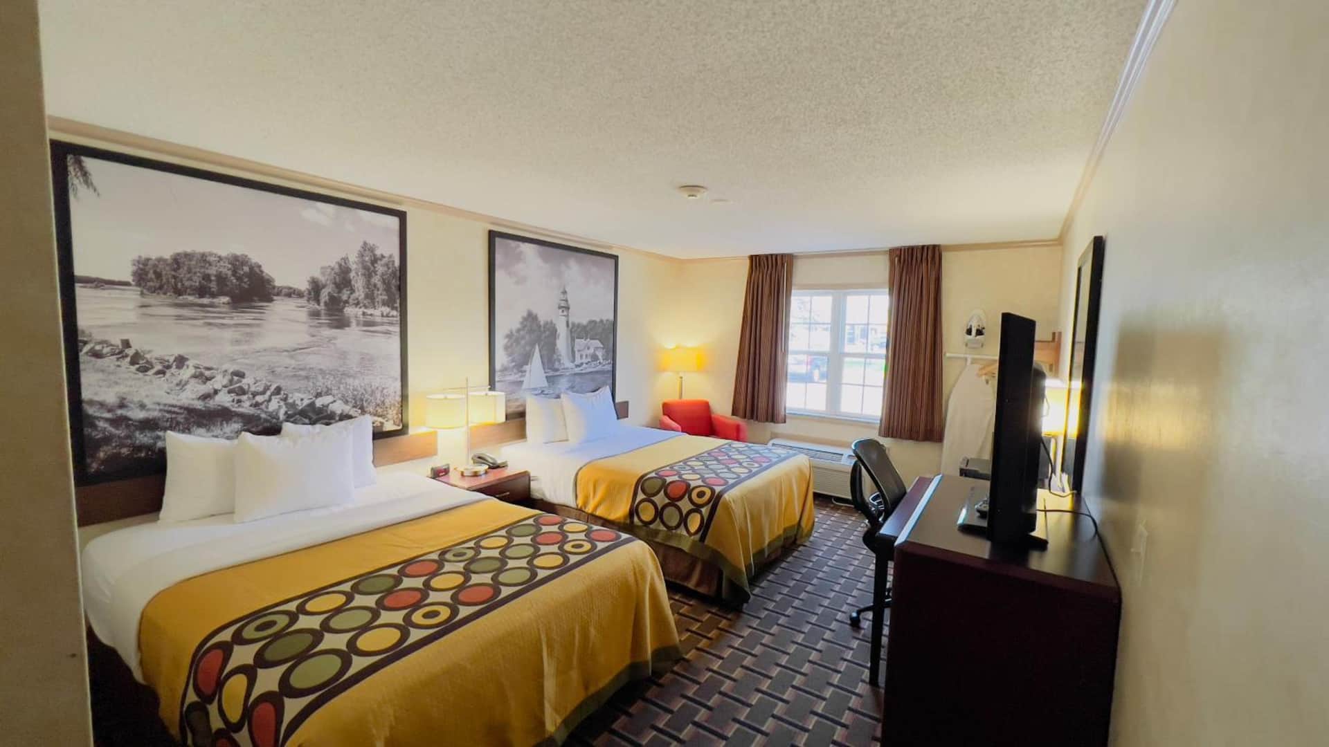 Super 8 by Wyndham Maumee Perrysburg Toledo Area