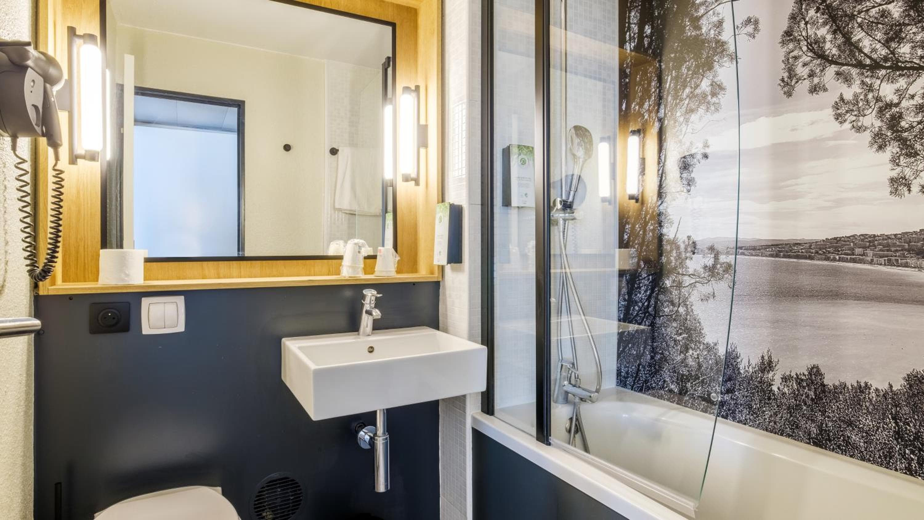 CAMPANILE PRIME NICE AEROPORT