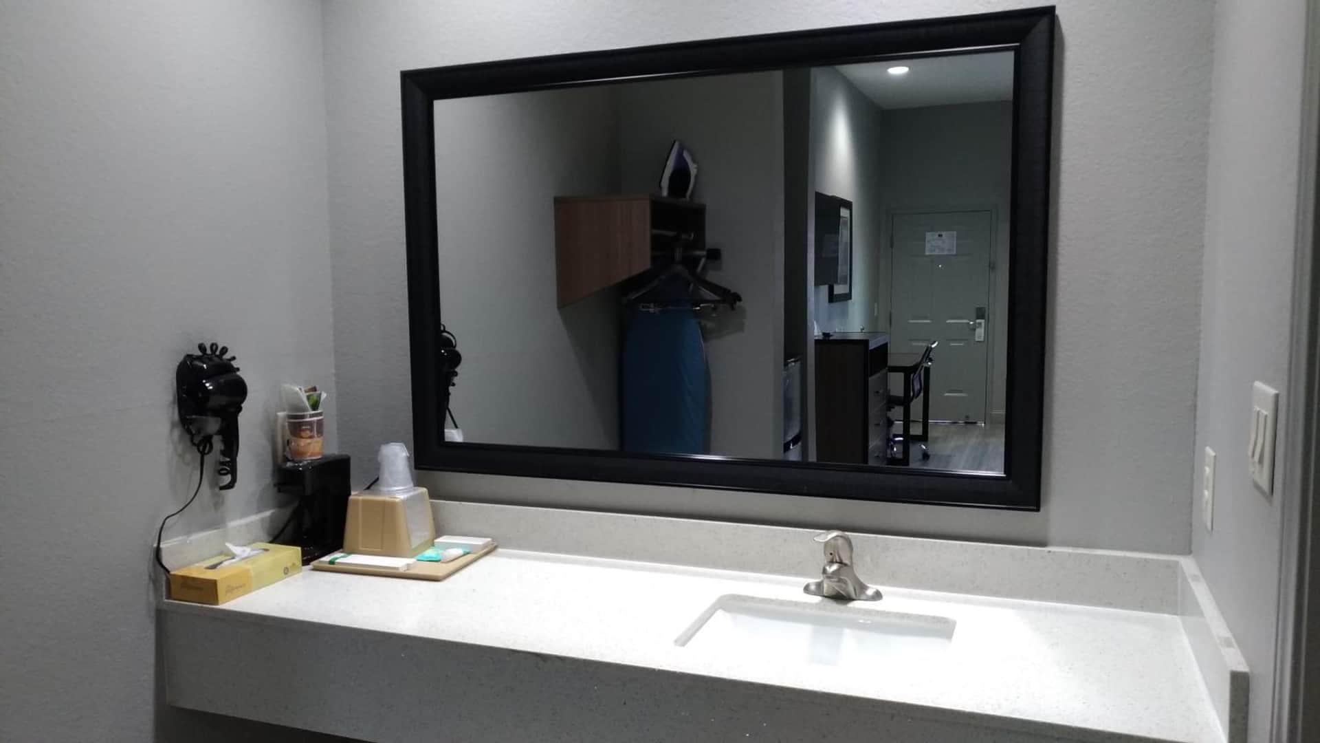LiV Inn & Suites Houston