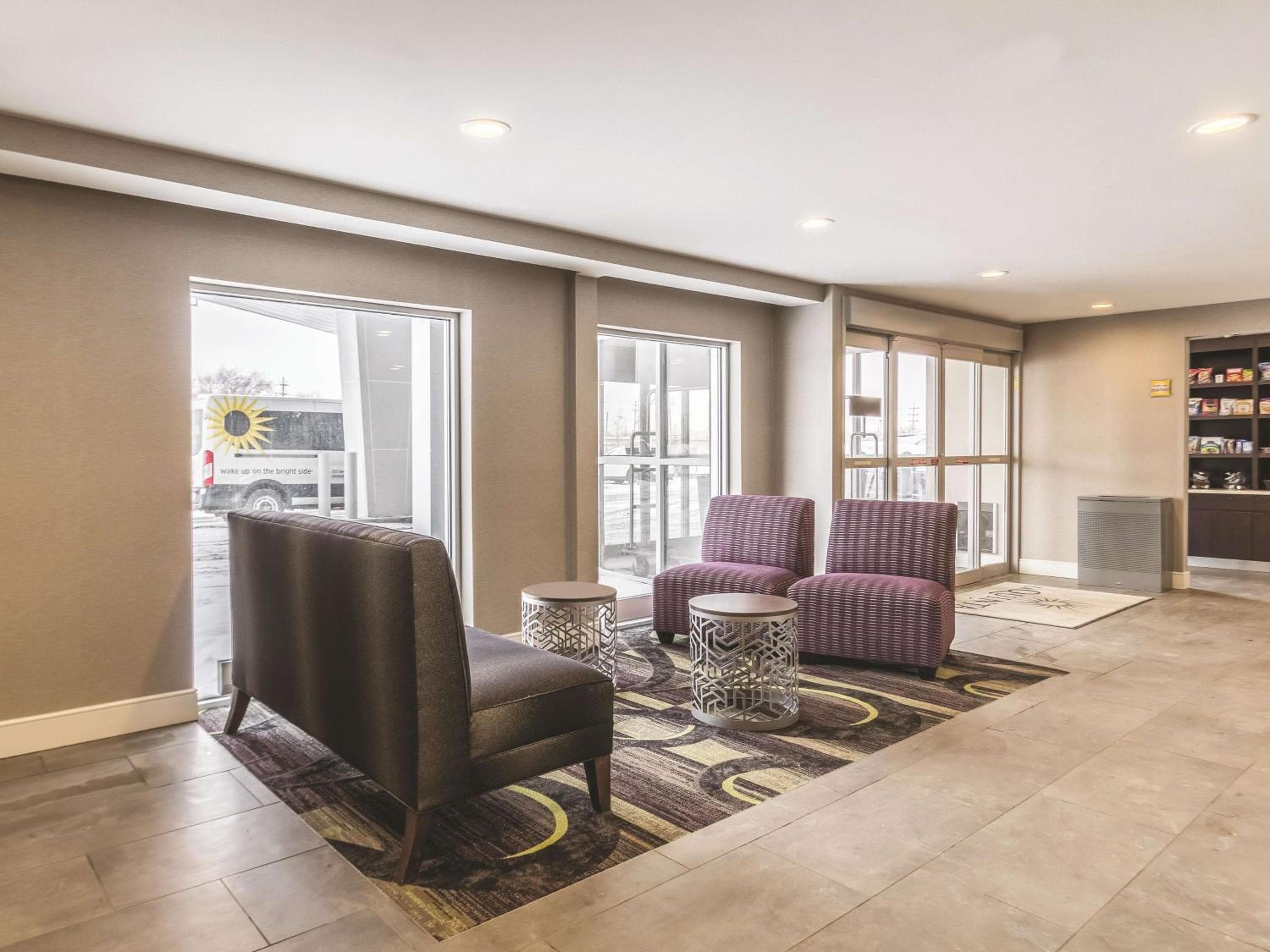 La Quinta Inn & Suites by Wyndham Cleveland - Airport North