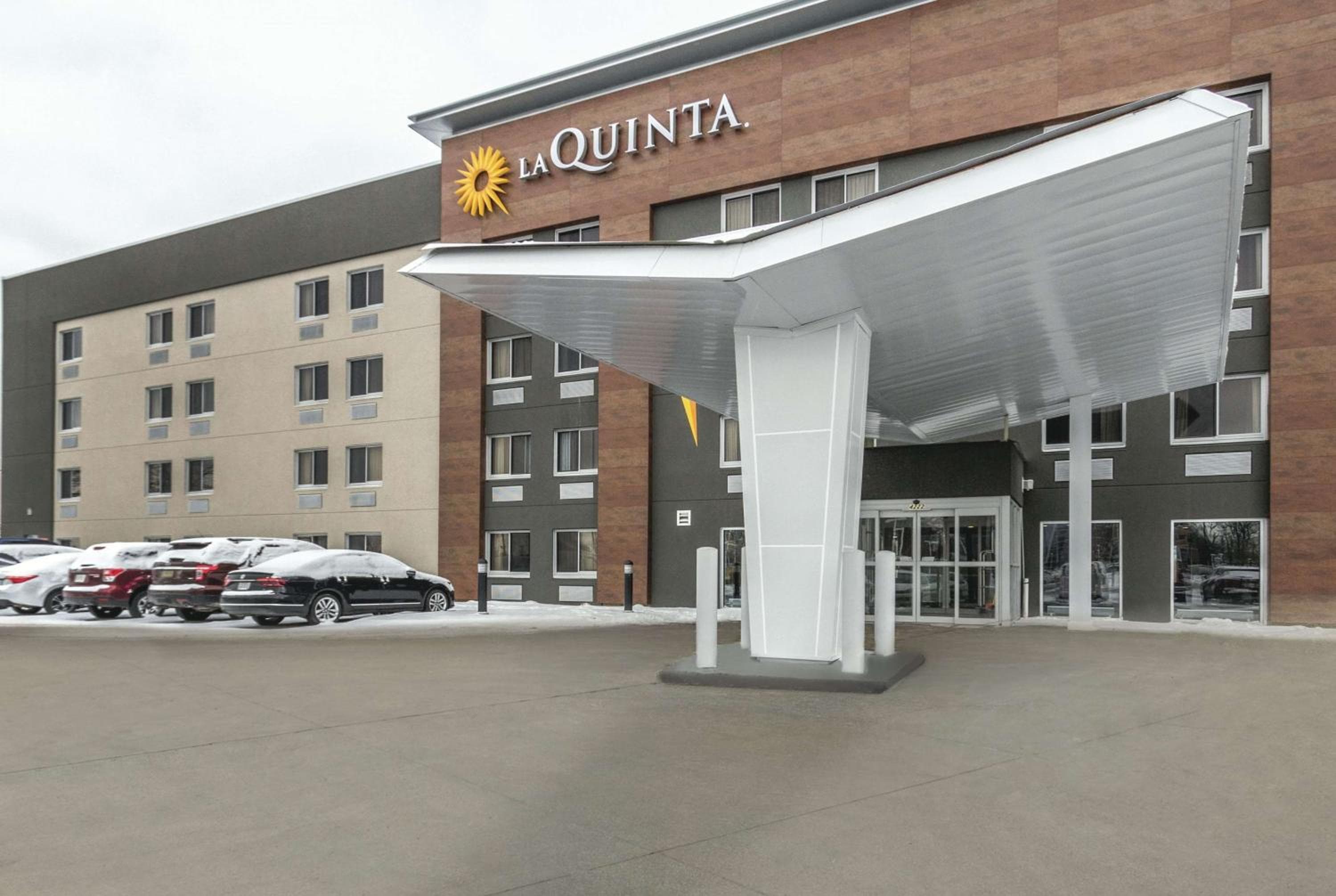 La Quinta Inn & Suites by Wyndham Cleveland - Airport North
