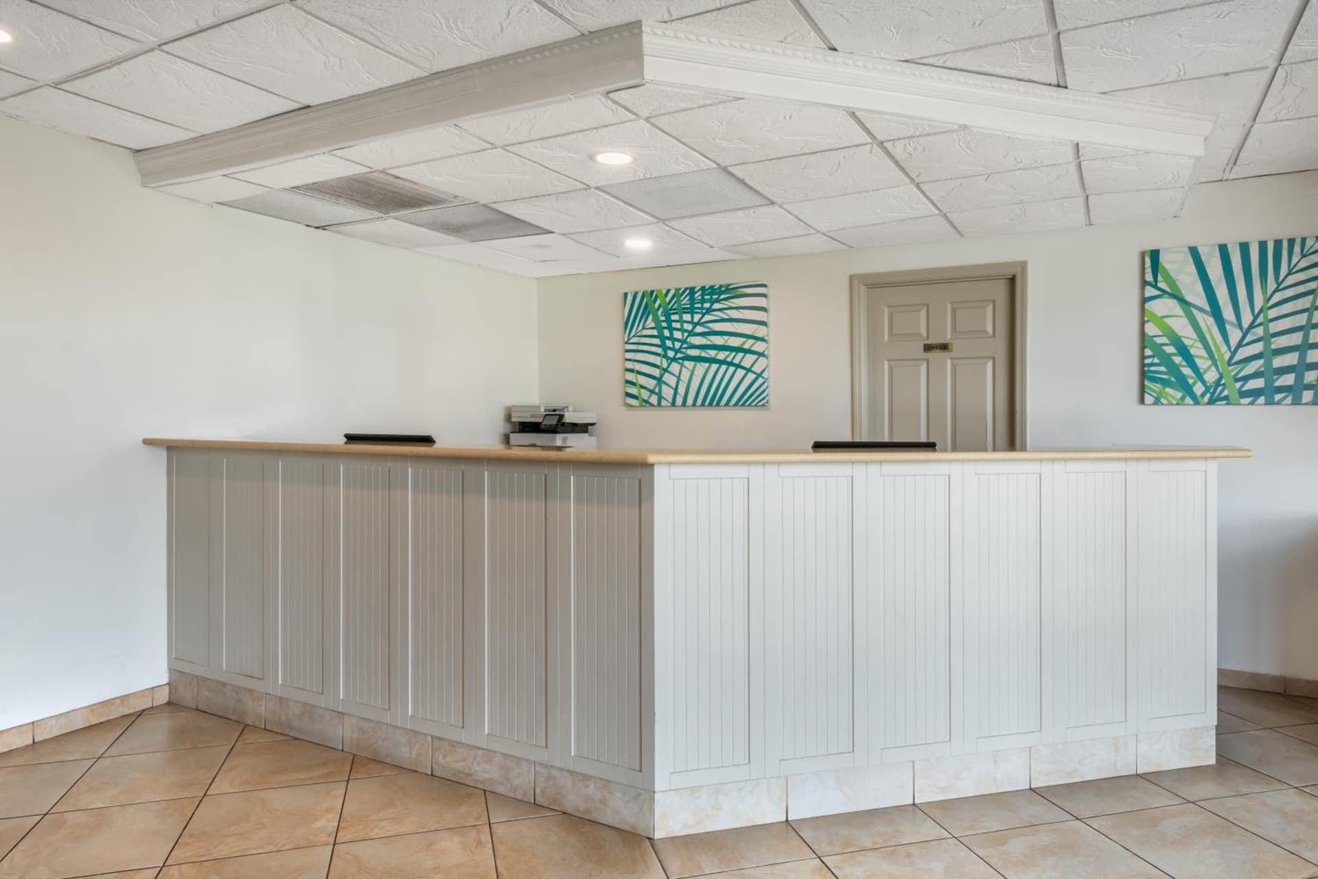 Tropical Winds Oceanfront Hotel